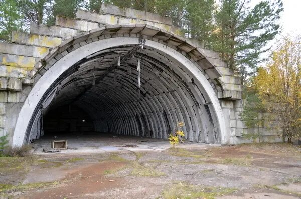 Бетонный ангар. Аэродром Тирасполь. Военный аэродром СССР ангары. Железобетонные ангары.