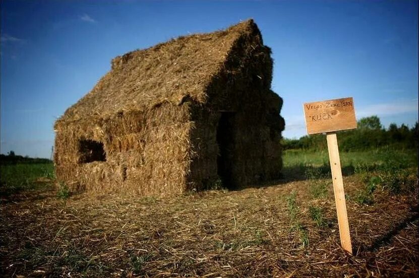 Домик из сена. Сено в доме. Домик с сеном. Маленькие домики из сена.