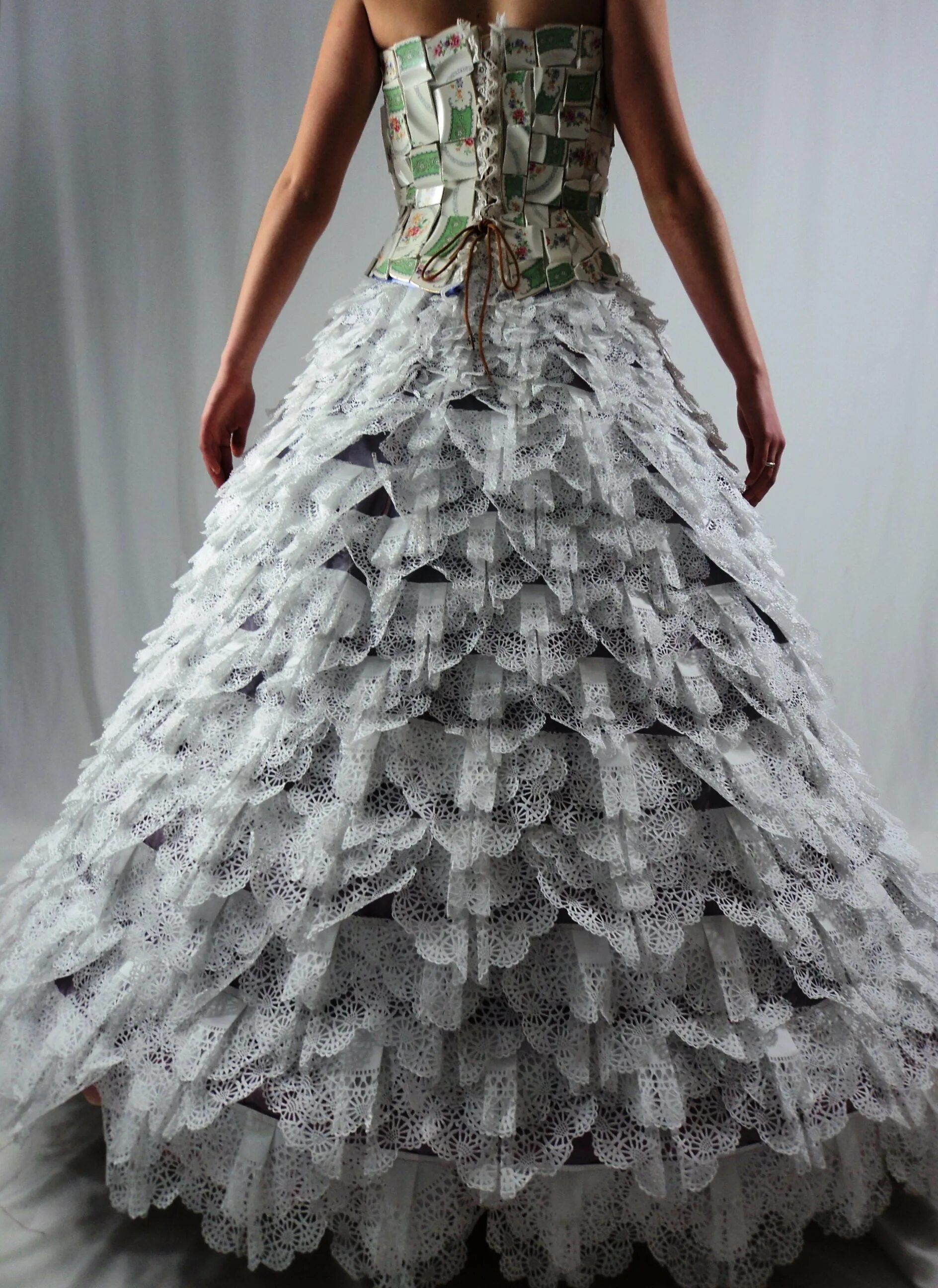 Платье из бросового материала. Бумажное платье. Платье из необычных материалов. Как сделать платье из материала. Платье из нетрадиционных материалов.