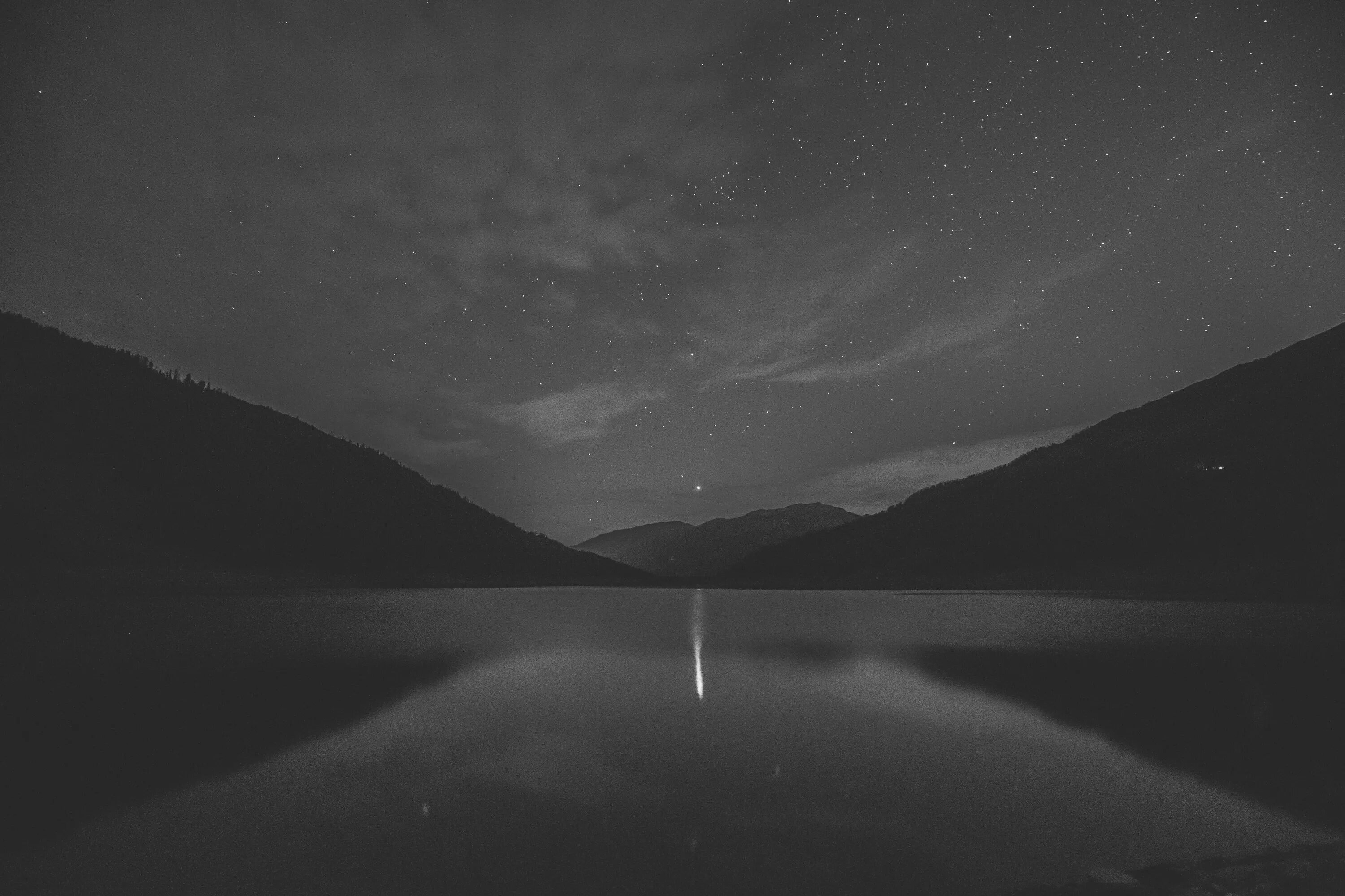 Черном и белом озерах. Атмосферные черно белые. Атмосферные черно белые снимки. Черно белое небо. Атмосферная ночь.