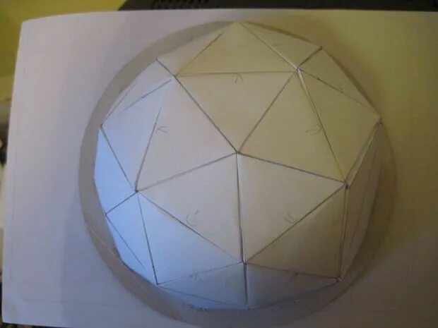Круг из треугольников из бумаги. Развертка купола диаметром 600 миллиметров. Развертка геокупола. Геодезический купол развертка. Объёмная полусфера из бумаги.