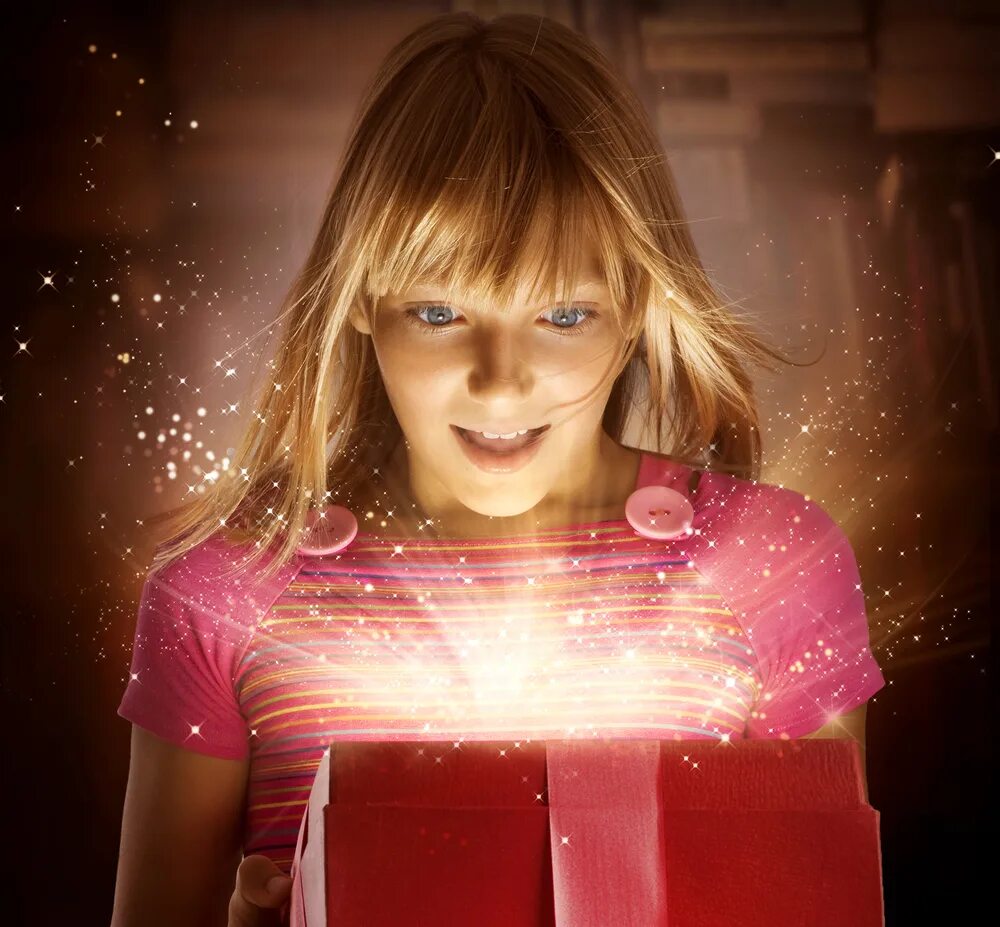 подарок для девочки. счастливый ребенок с подарком. восторг желаний. человек радостный. практика внутренняя улыбка.