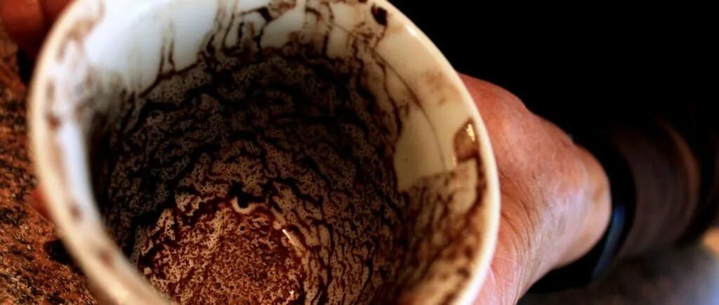 как гадать на кофейной гуще. чашка с кофейной гущей. гадания на кофейной гуще пара. силуэт женщины на кофейной гуще. обозначения гадания на кофейной гуще символы толкование.