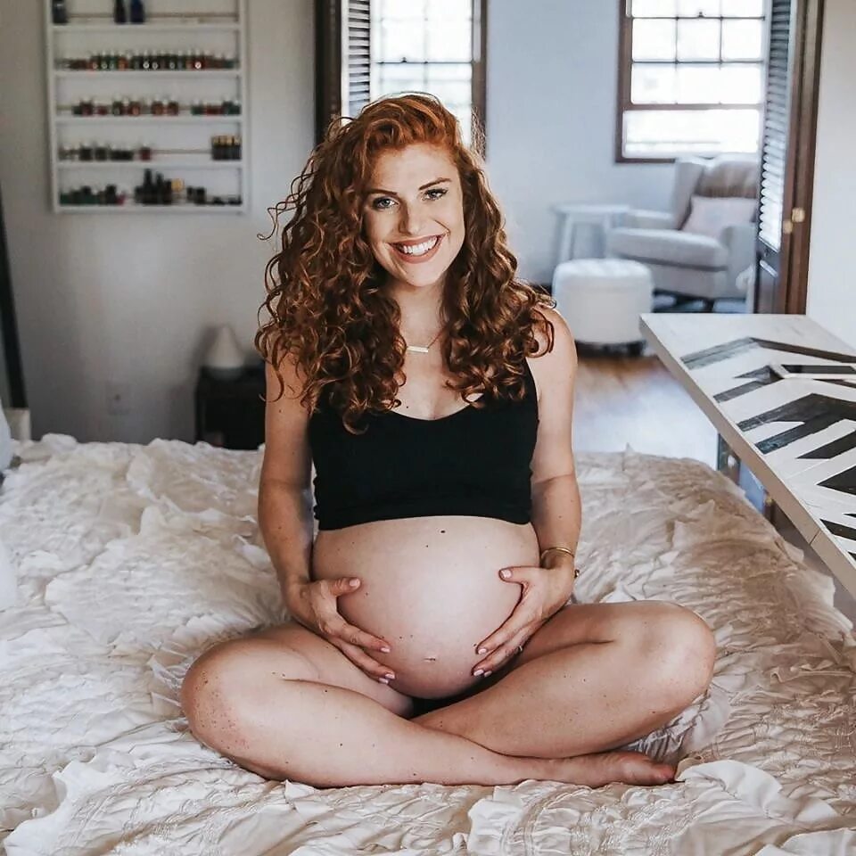 беременная рыжая девушка. Pregnant redheads. Pale pregnant. голая рыжая беременная русская. рыжие беременные в чулках.
