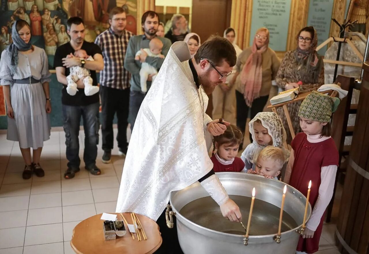 Причастие в церкви после крещения. Причастие в церкви после крещения