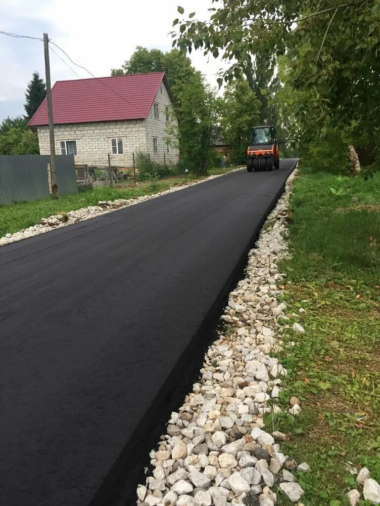 Дорожное покрытие асфальтовая крошка. Асфальтирование и благоустройство. Дорожное покрытие асфальтовая крошка. Асфальтировать дороги москва. Асфальтировать дороги москва.