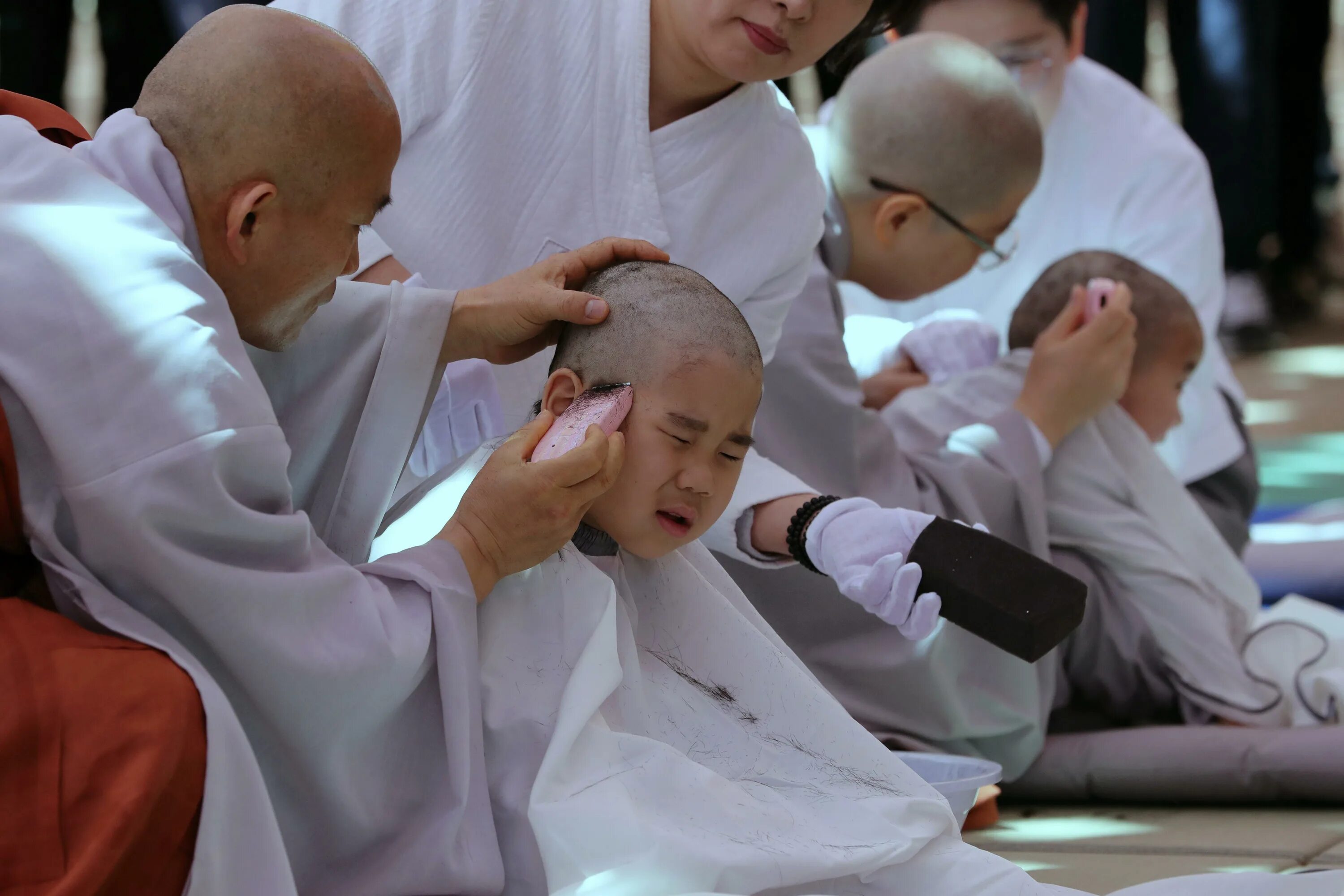 Подстричь в монахи. Лысый монах. Стрижка буддийских монахов. Стрижка монаха Католика. Корейские буддийские монахи.