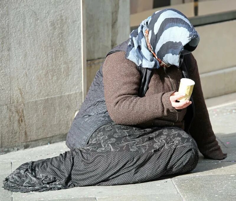 Gypsy woman she homeless. Бабушка просит милостыню. Бедная.цыганка.женщина.