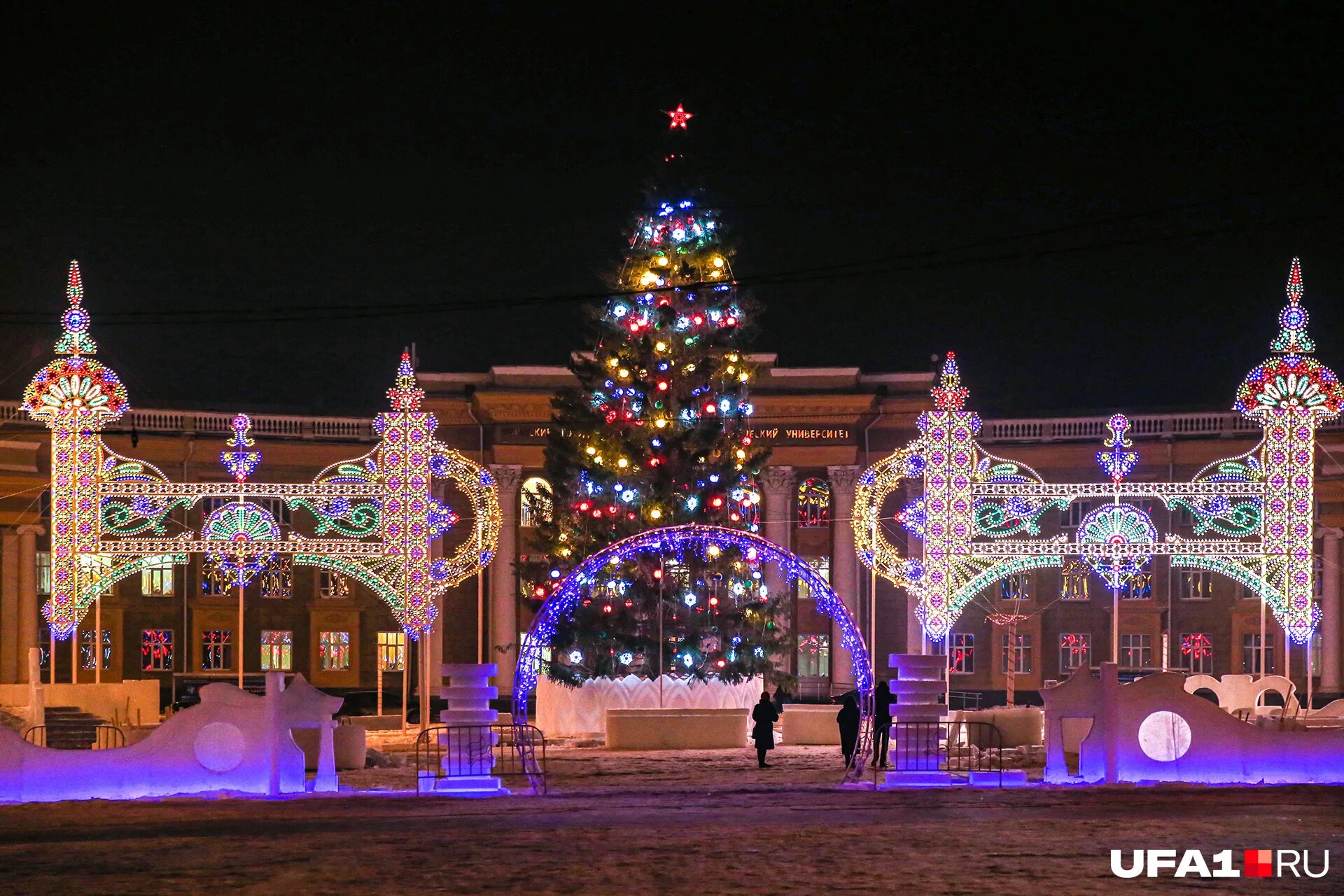 Уфа новый год 2024. Ледовый городок Благовещенск 2022. Ледовый городок Уфа 2024. Новогодняя иллюминация. Уфа новый год.