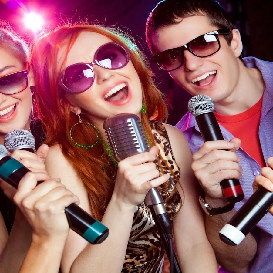 Друзья веселятся. Вечеринка. Тусовка молодежи. Молодежная вечеринка. Крутая вечеринка.