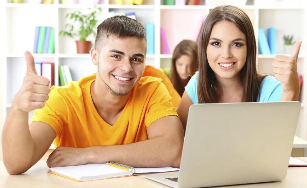 Sloan harper 2021. Studentki cash. Studentki cash. Поступить в университет. Парень и девушка студенты.