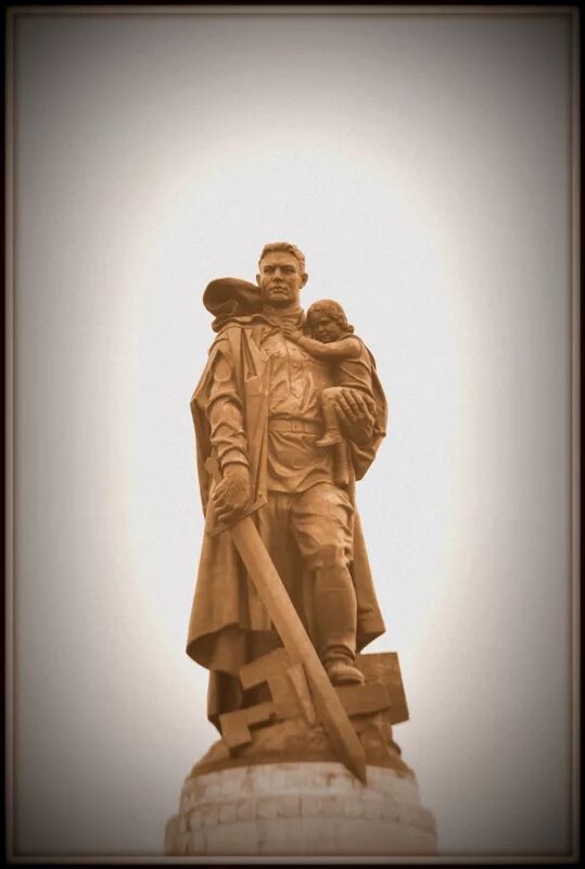Памятник солдату с девочкой спасенной на руках. Воин-освободитель трептов-парк берлин. воин освободитель в трептов парке. берлин трептов парк памятник воину освободителю. памятник солдату в трептов парке в берлине.