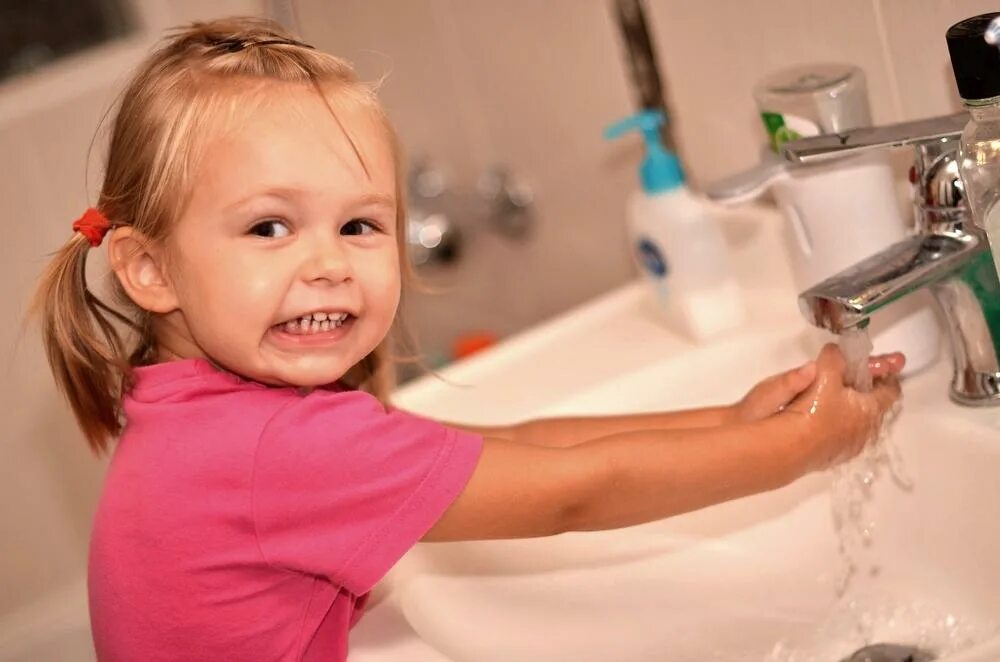 Пуканье новорожденного. Мытье головы детям. Мыть маленьких детей. Гигиена головы. Пена для ванны для детей.