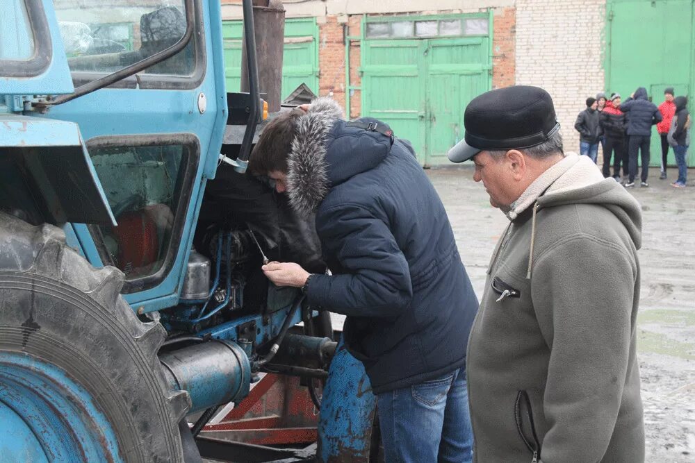 Казахстанские трактористы. Тракторист механизатор. Костюм тракториста. Трактор дорожников. Тракторист мтз 82.