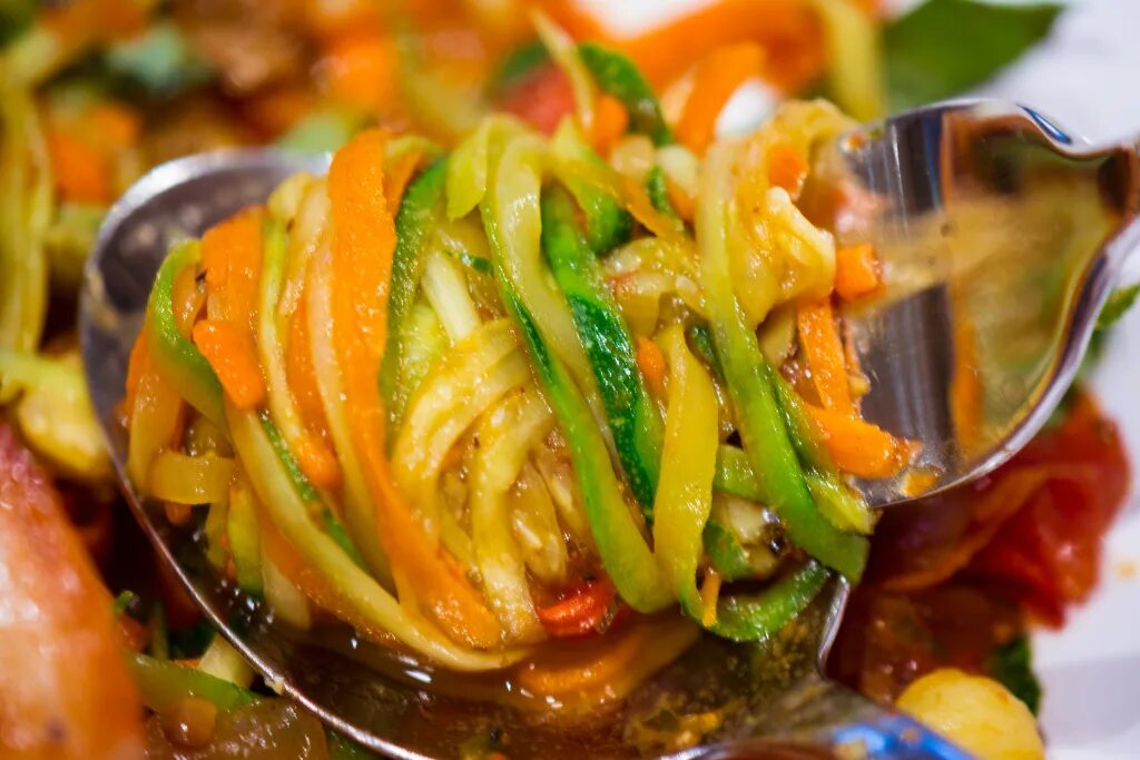 Салат из кабачков. Салаты из кабачков самые вкусные рецепты. Кабачки с морковью по-корейски. Салаты из кабачков самые вкусные рецепты. Салат но корейский на зиму.