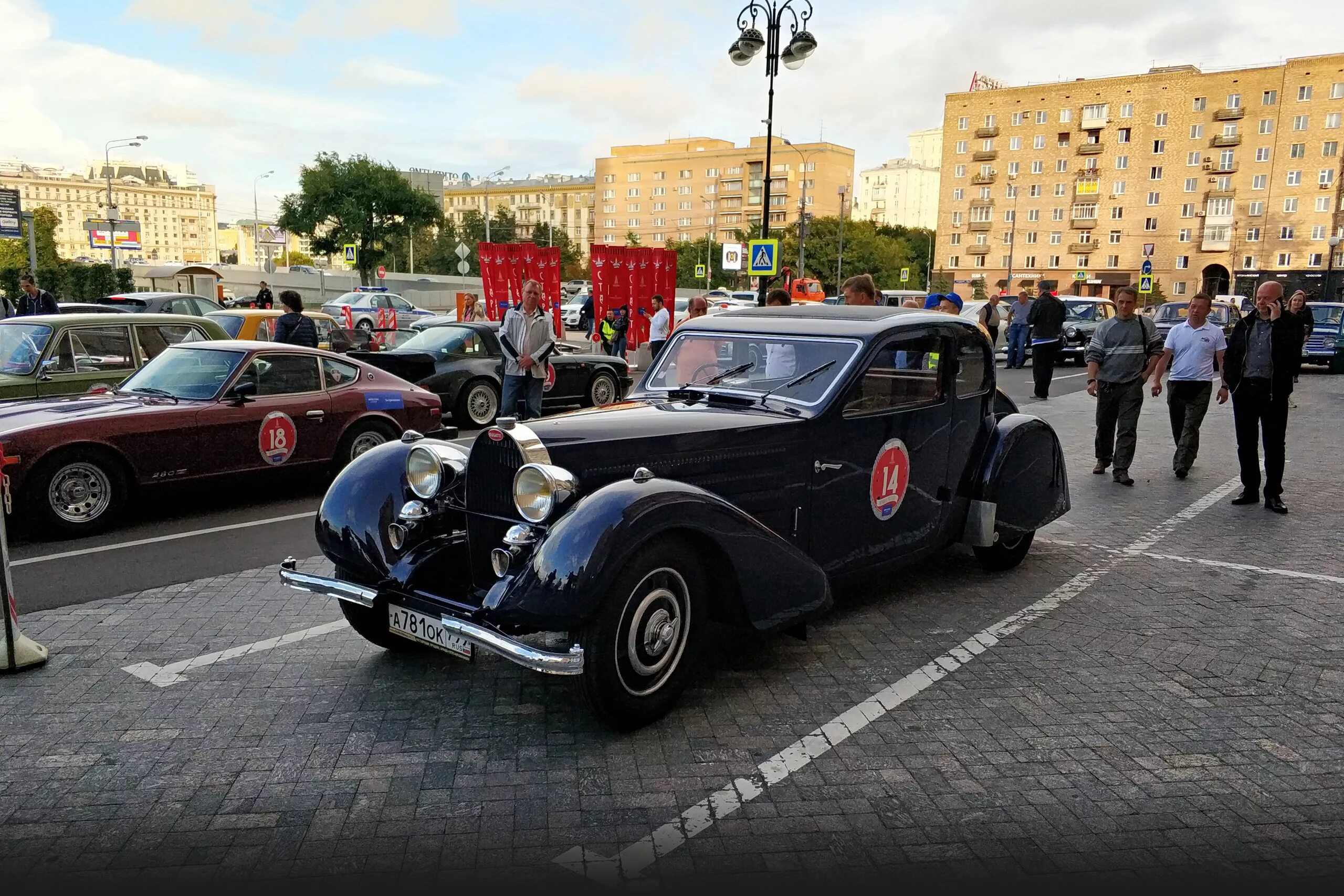 Из москвы на машине на 3 дня. Машины в Москве. Московские машины. Ретро автомобили на улицах Москвы. Редкие машины на улицах Москвы.