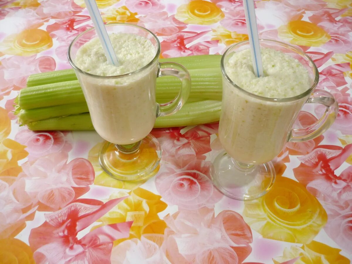 Детокс коктейли из сельдерея. Сельдерей в блендере для похудения. Сельдерей в блендере для похудения. Смузи киви celery. Сельдереевый смузи.