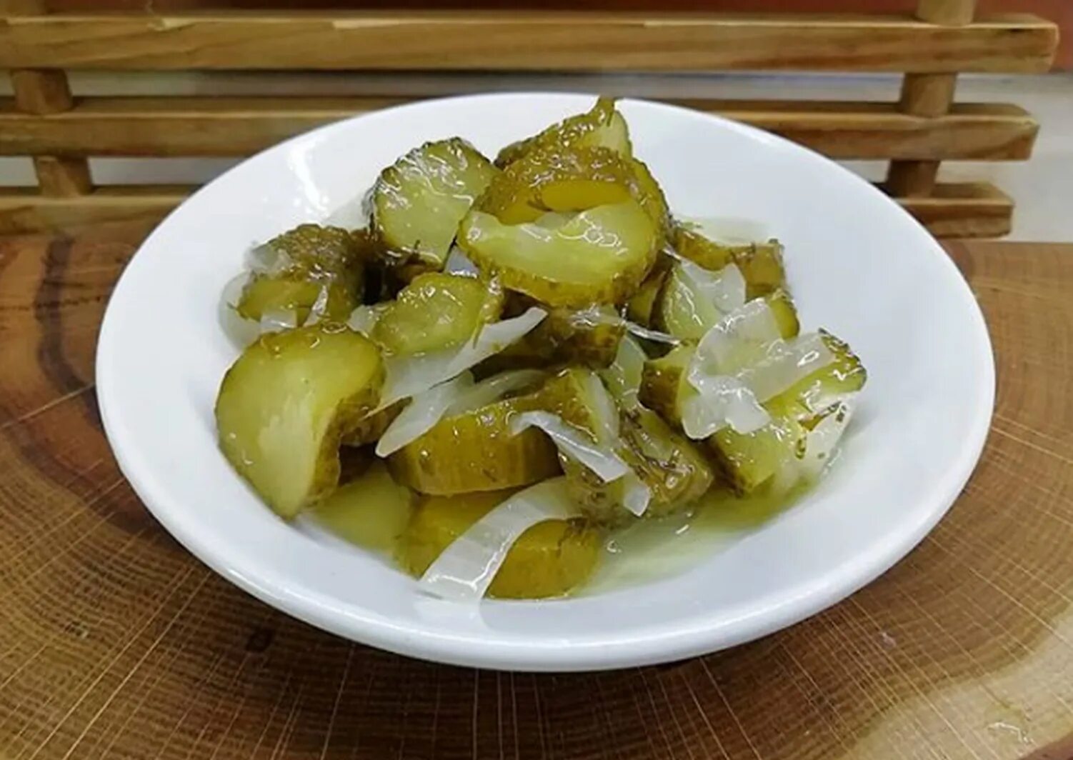 Квашеные огурцы. Рецепт из соленых огурцов пошагово. Квашеные огурцы. Соленые огурцы рецепт. Салат с солёными огурцами.