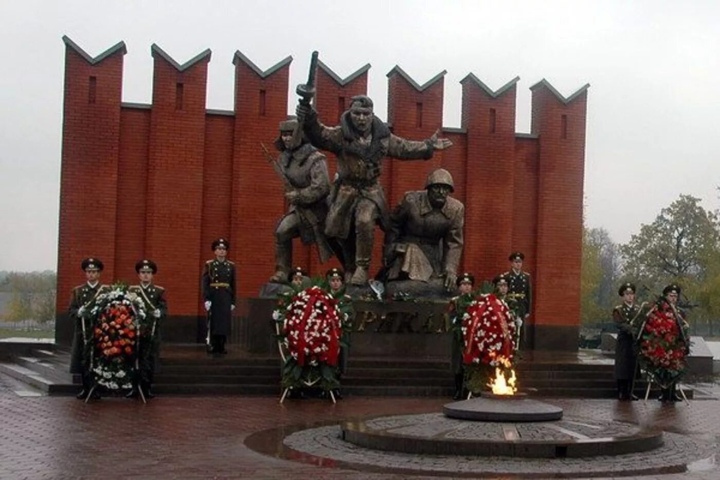 Какой памятник посвящен событиям 1941 года. Битва за Москву мемориал. Битва за Москву памятник. Мемориал героям битвы за Москву. Памятники героям Великой Отечественной войны в Москве.