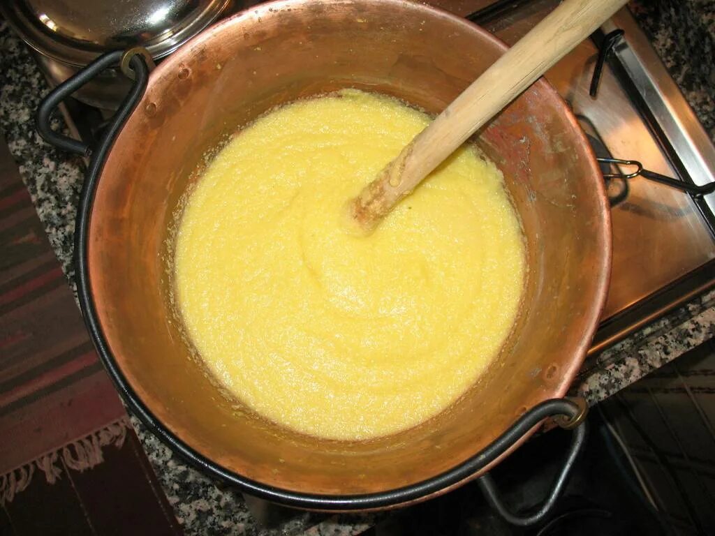 Кукурузная каша полента. Каша из кукурузной муки. Маис кукурузная крупа. Кукурузная мука. Бойлы из кукурузной муки и крахмала рецепт.