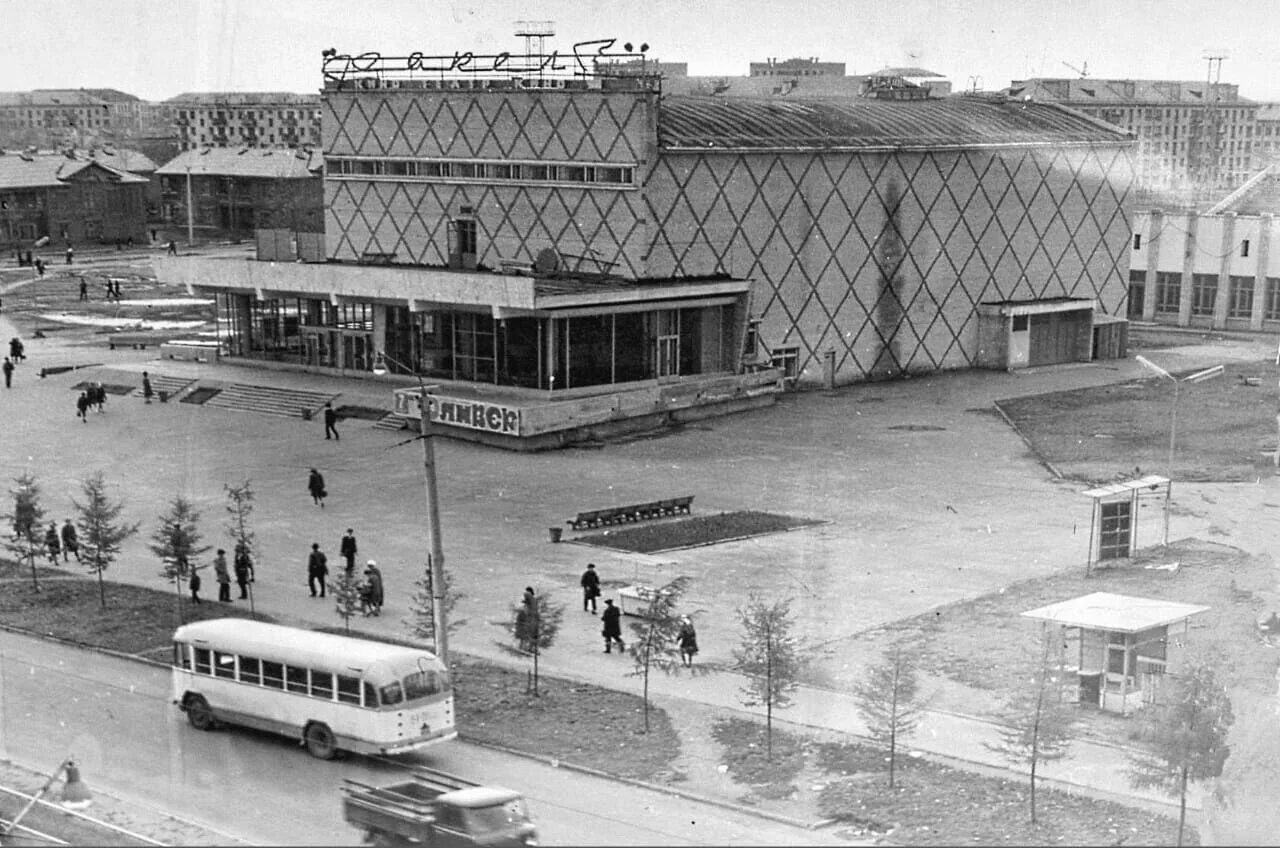 Вагонная комсомольск на амуре. Кинотеатр факел Сатка. Кинотеатр факел в Комсомольске на Амуре. Комсомольск на Амуре 1975 год.