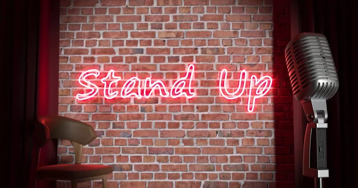 Stand up name. Стендап сцена. стендап стена. микрофон на фоне кирпичной стены. stand up заставка.