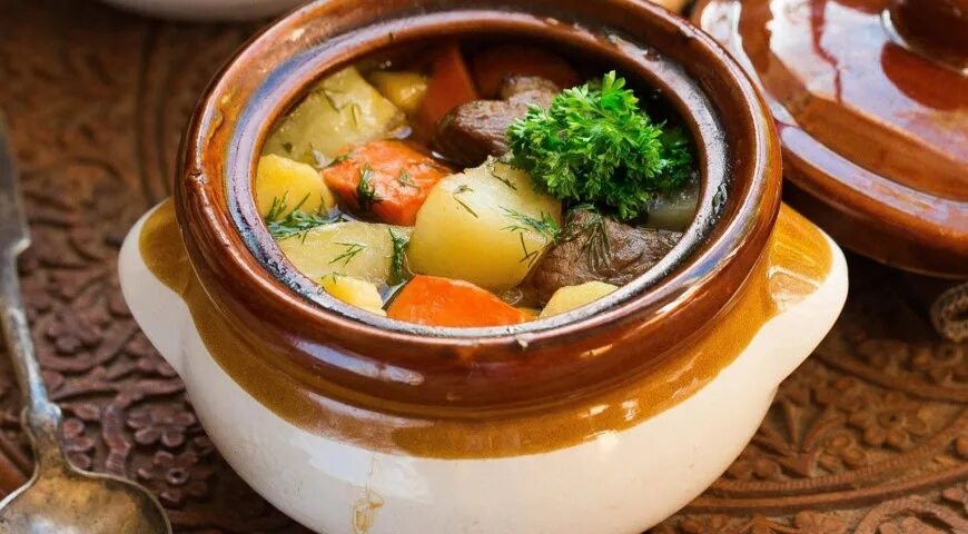 картошка с мясом в горшочке в микроволновке. картошка с мясом в горшочке в микроволновке. картошка тушеная с грибами в глиняных горшочках на природе. горшочки в духовке с мясом и картошкой и грибами. картошка с мясом в горшочке в микроволновке.