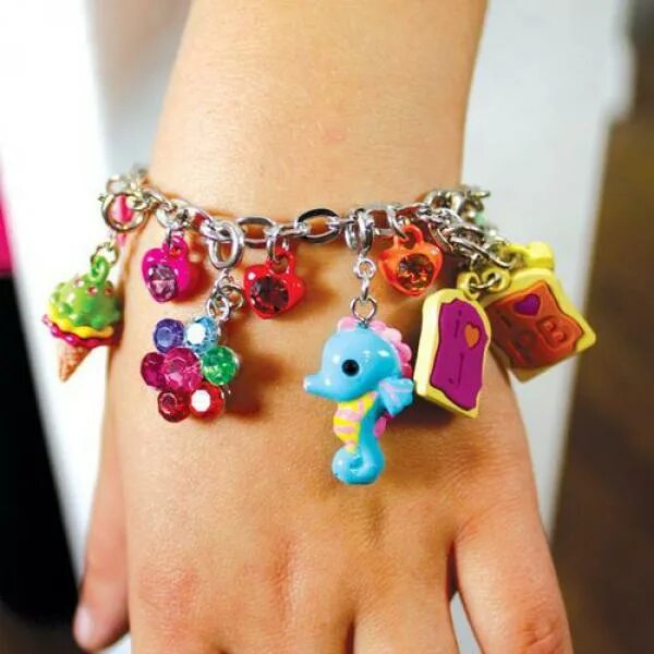 детские украшения на женщине. бижутерия для подростков девочек. браслет твисти петс. детская бижутерия. украшения для девочек 5 лет.