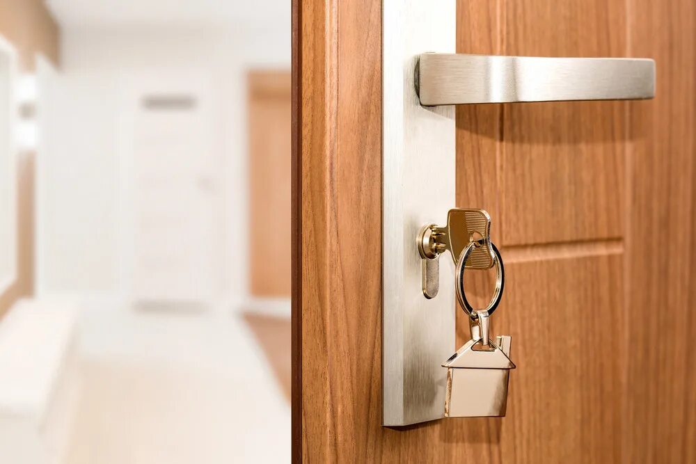 Открытая дверь в кабинет. Открытые двери. Ключ в двери. Ключи в дверях квартиры. Открытая дверь в квартиру.