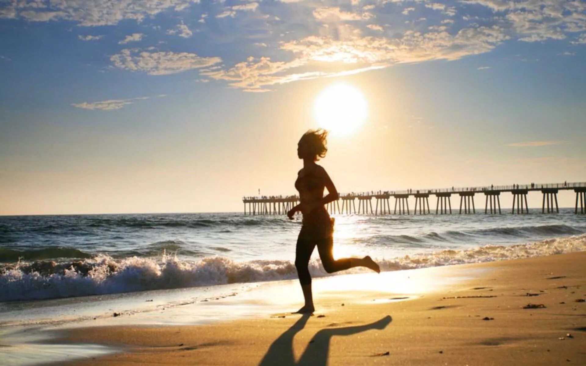 Мотивация летом. Пробежка вдоль моря. Девушка бежит к морю. Фотосессия на море. Бег по берегу моря.