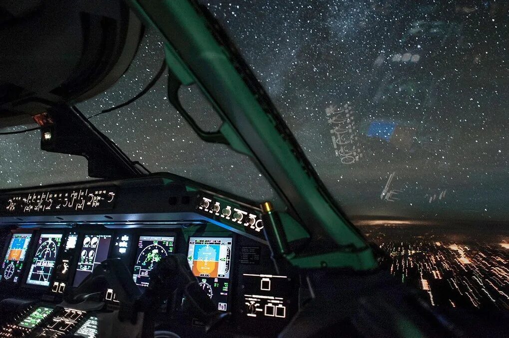 Видят ли осы ночью. Кабина боинг 737 ночью. кабина пилота. кабина пилота ночью. ночной вид с кабины пилота.