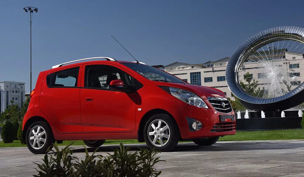 Топ 5 самых дешевых. Топ 5 самых дешевых. Самая дешевая машина на российском рынке. Suzuki maruti 800. Современные бюджетные авто.