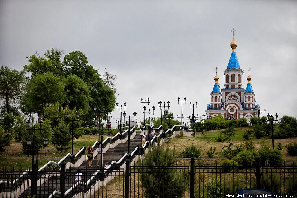 Где хабаровске можно купить. Набережная Невельского Хабаровск. Набережная Адмирала Невельского. Церковь в Хабаровске на набережной.