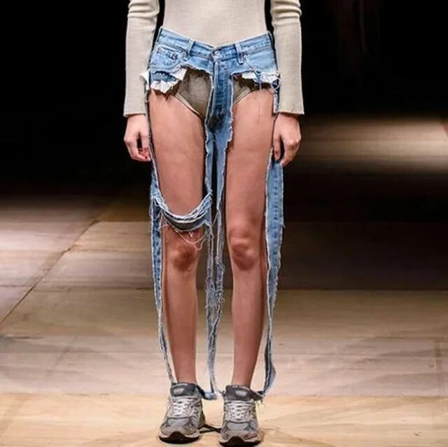 Есть новые джинс. Джинсы Баленсиага 2022. Джинсы Баленсиага рваные. Драные штаны. Дырявые штаны.