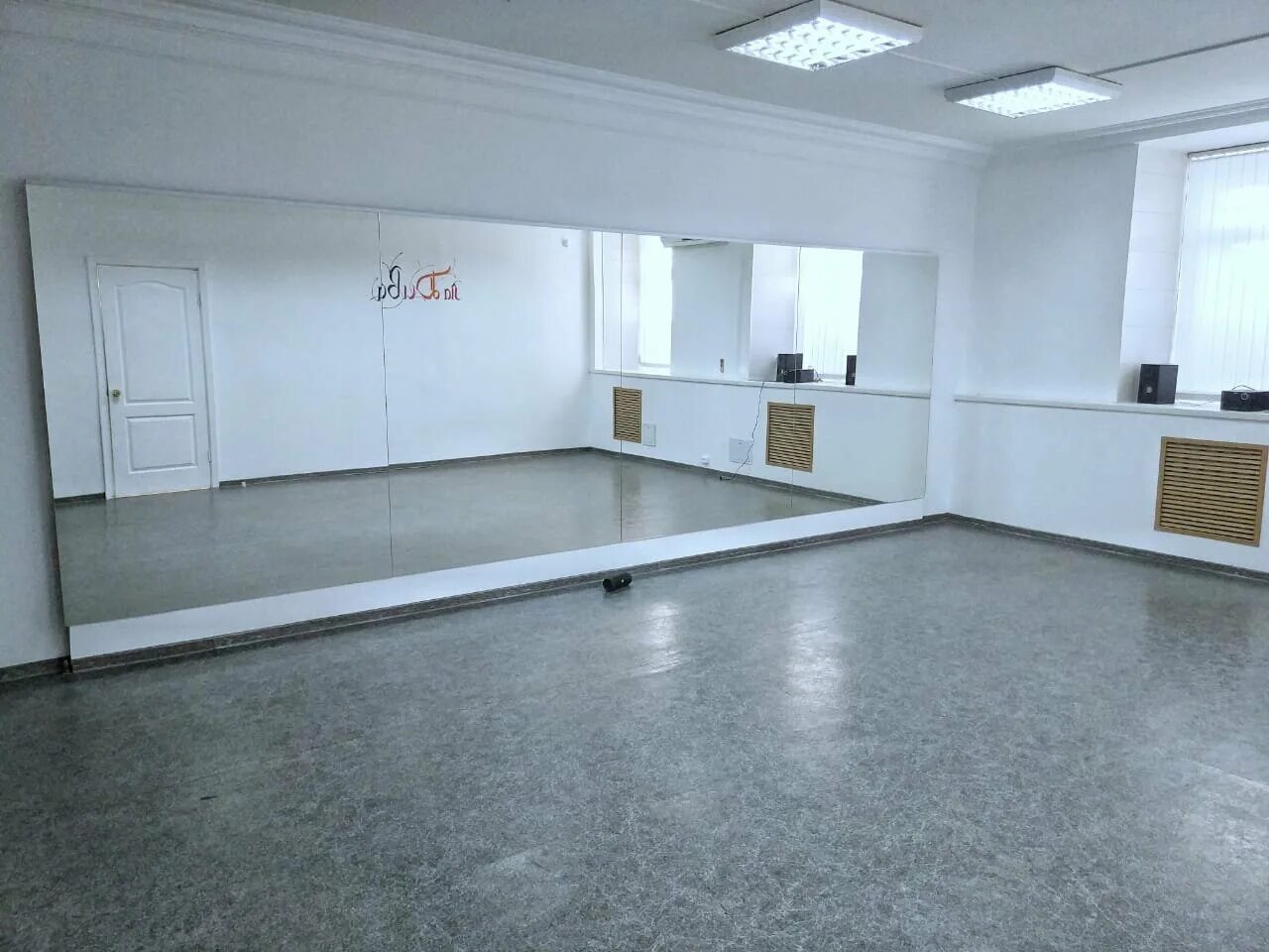 Танцевальный зал. Smoky dance studio, москва, улица щепкина. Переносные зеркала для танцевального зала. Анохина 93 танцзал. Снять танцевальную студию.