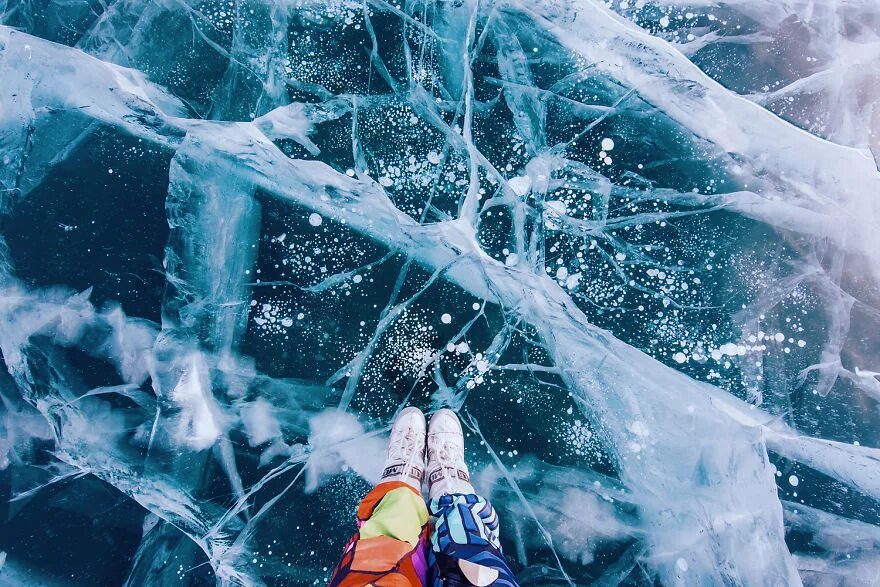 Замерзающая вода в воздухе. Озеро Байкал лед. Замерзшее озеро Байкал. Зимний Байкал лед.