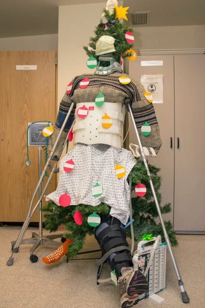 Новый год в больнице. Оригинальное украшение елки в больнице. Новогодняя елка в больнице. Украшение больницы к новому году.