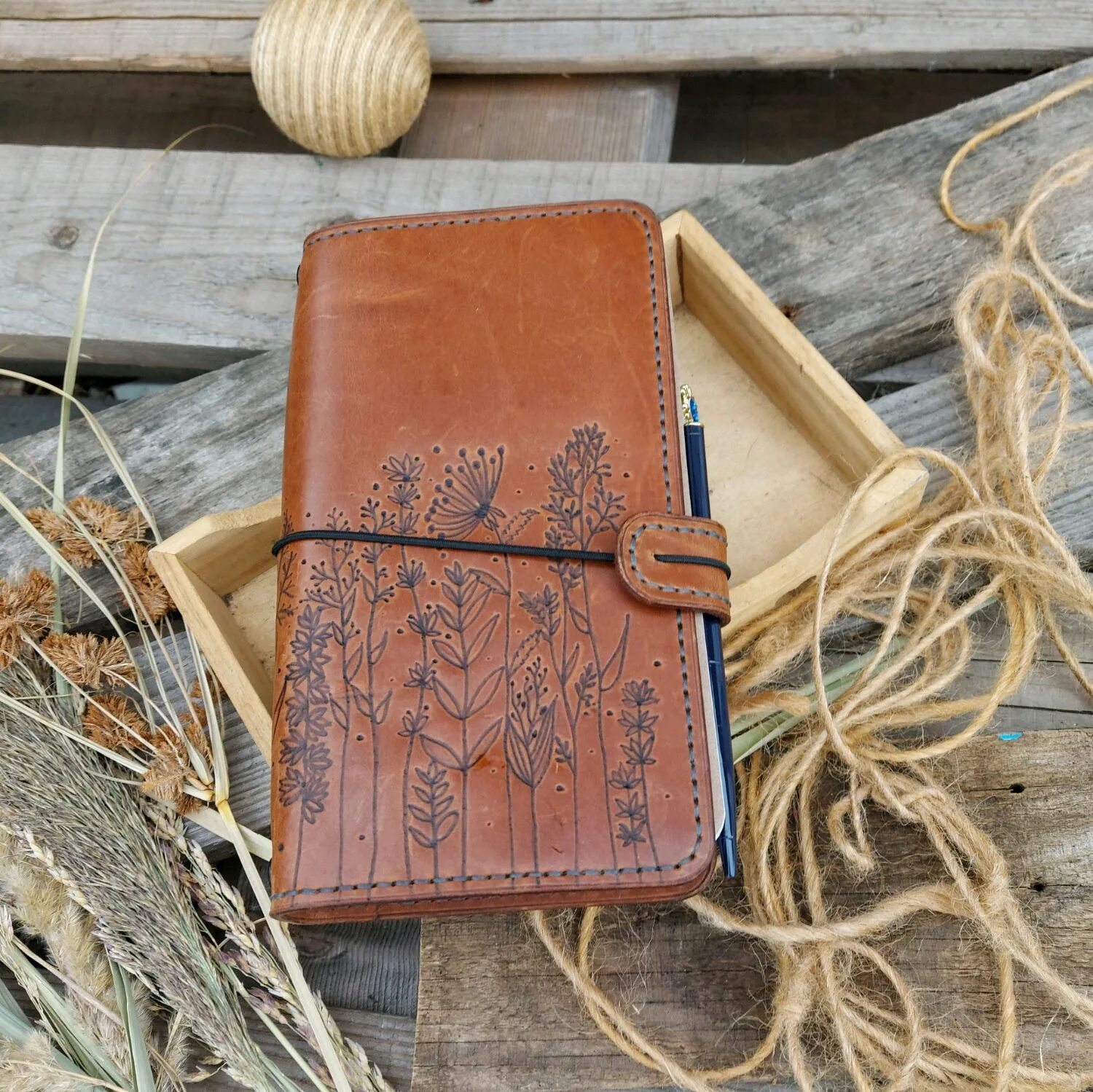 Блокнот из натуральной кожи. Ежедневник из натуральной кожи. Записная книжка из не натуральной кожи. Блокнот в кожаной обложке. Блокнот с кожаным переплетом.