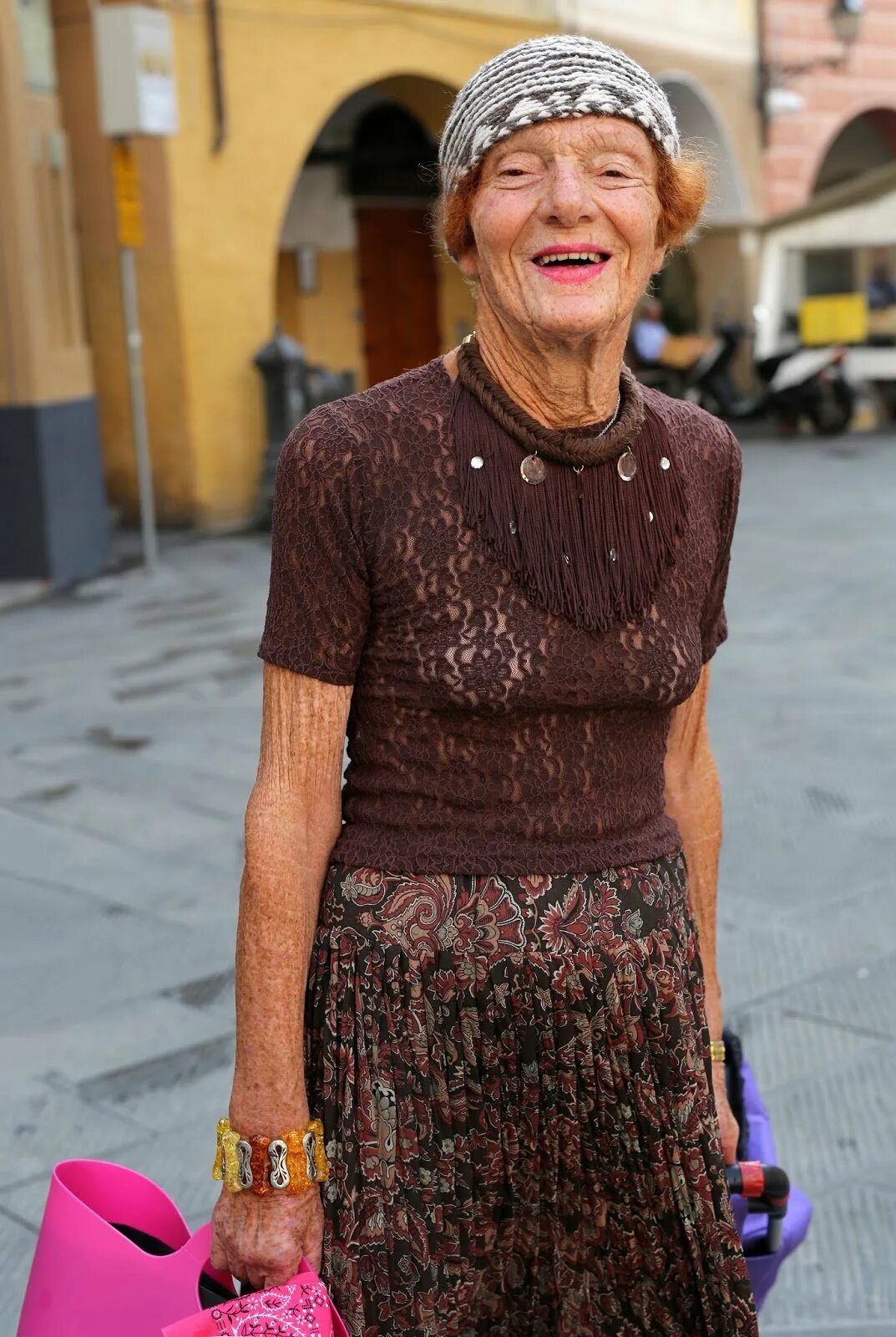 Бабушки худые маленькие. Одежда для пожилых женщин. Модная одежда для бабушек. Наряды для пожилых женщин. Модная бабушка.