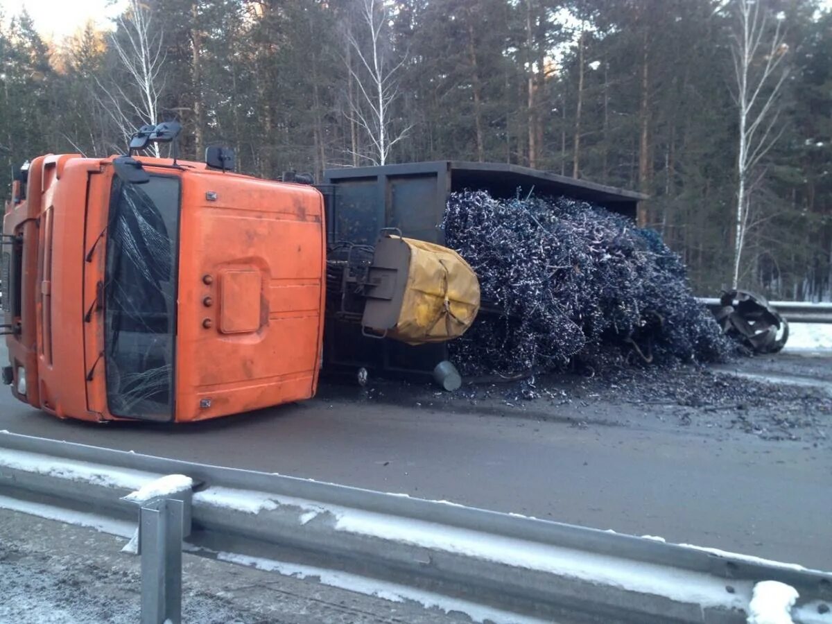 Камаз упавший. Камаз упавший. Камаз упал с моста саратов. Камаз упавший. Ось на камазе отвалилась дтп ночь.