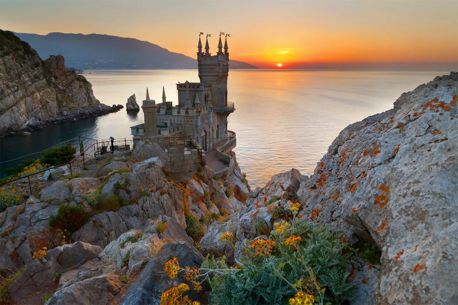 Где красиво в крыму. Ялта замок Ласточкино гнездо. Алушта Ласточкино гнездо. Ласточкино гнездо Судак. Крымский полуостров Ласточкино гнездо.