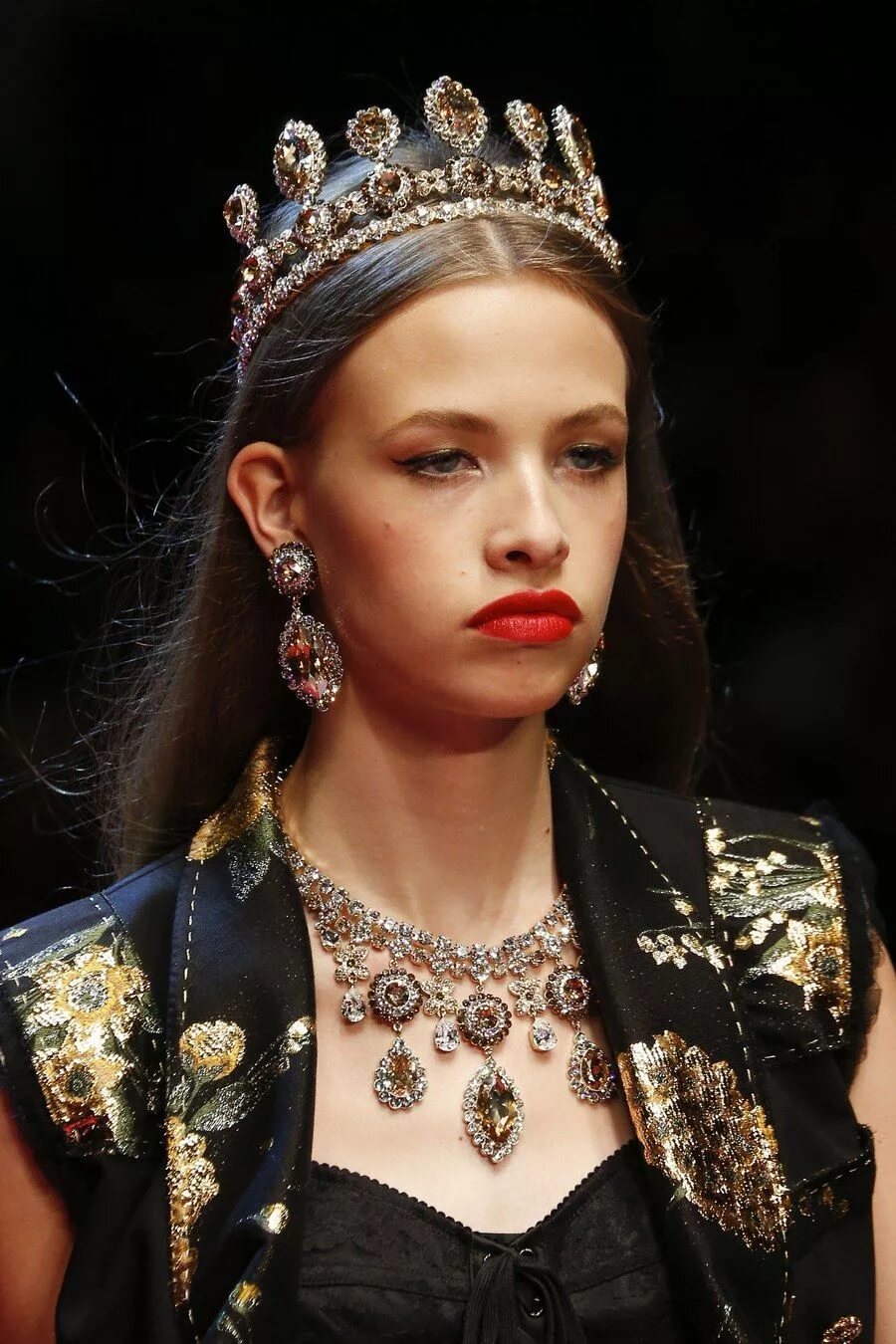 Аксессуары 2018. Украшения Дольче Габбана. Тиара Dolce Gabbana. Серьги Дольче Габбана. Украшения Дольче Габбана 2022.