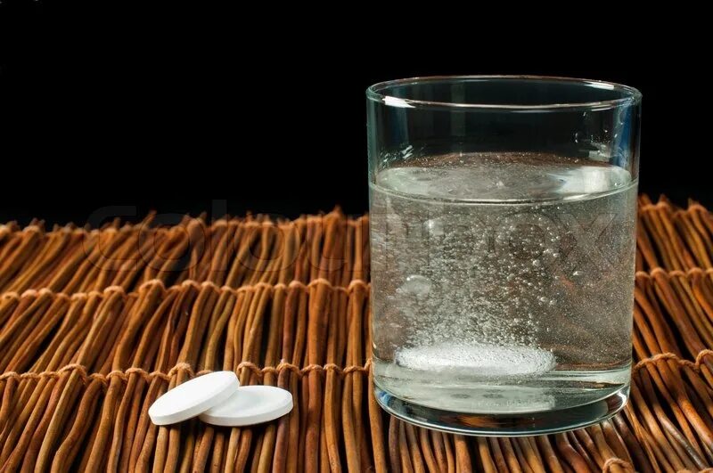 Вода с аспирином зачем. Вода с аспирином для чего пьют. Аспирин в стакане. Шипучая таблетка в стакане. Аспирин в воде.