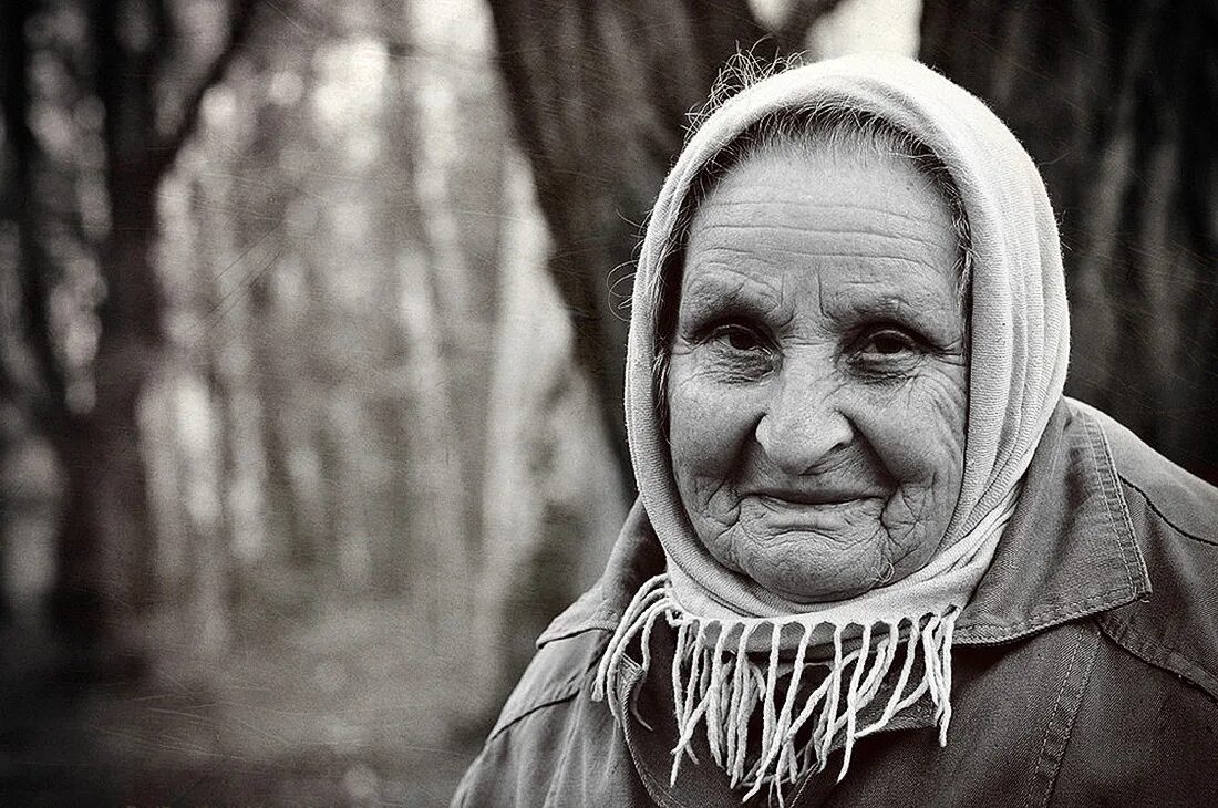 Ба бабушка. Старенькая бабушка. Бабушка фотопортрет. Старушка в платочке. Старая женщина в платке.