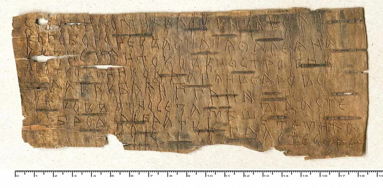 раскопок в великом новгороде обнаружена первая берестяная грамота. берестяные грамоты новгорода 11 века. берестяная грамота 1951. грамоты найденные в новгороде. новгородская берестяная грамота 11 век.