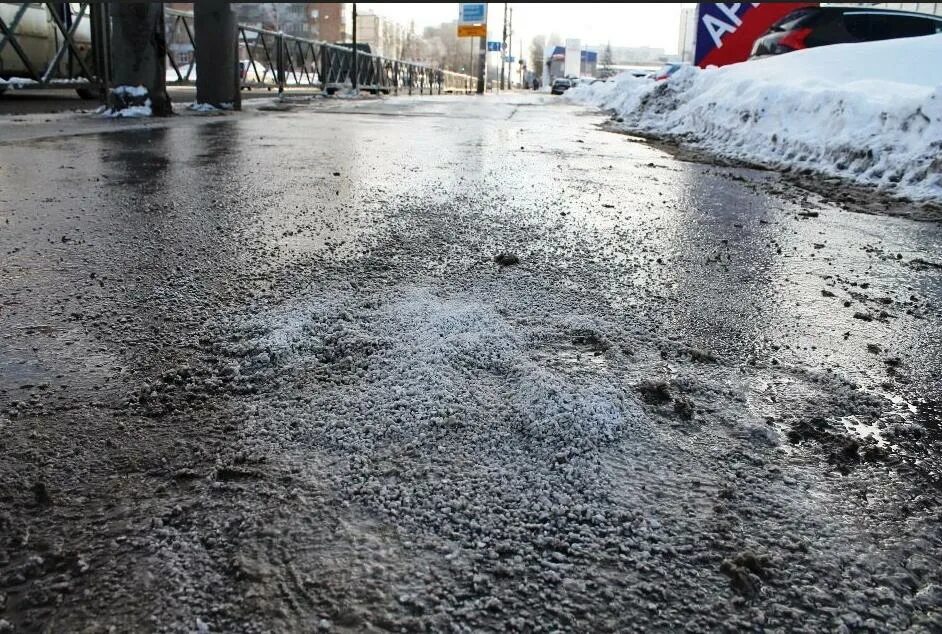 Влияние противогололедных реагентов на растительность. Пескосоляная смесь на дорогах. Чем сыпят дороги. Химические антигололедные реагенты. Противогололедные реагенты на дороге.