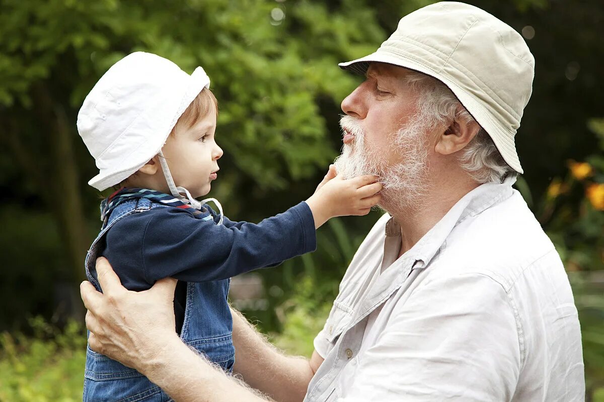 Daughter grandfather. Старики и дети. Дедушка и внук. Старик и внук. Старый ребенок.