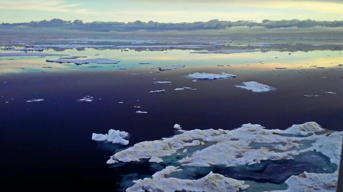 Как меняется природа арктических морей. Арктика море Лаптевых. Северно Ледовитый океан море Лаптевых. Море Лаптевых ледяной Покров. Море Лаптевых гора.