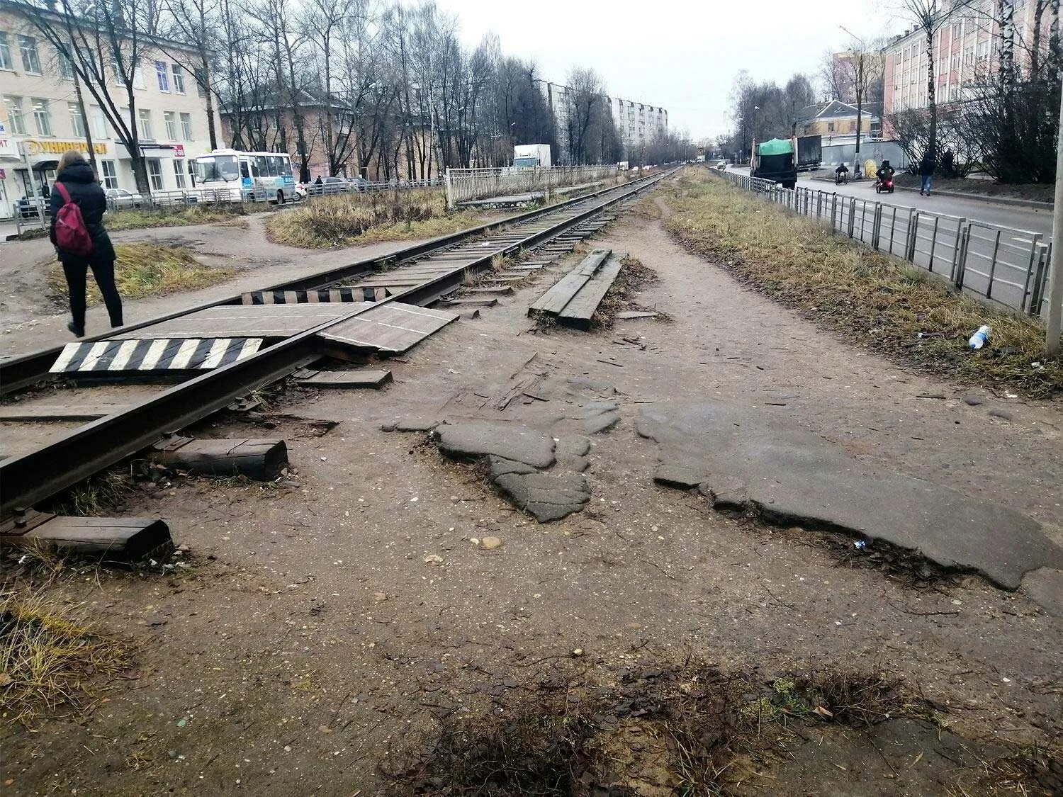 Горбатый мост Тверь. Тверь ЖД переезд. Пешеходный настил на ЖД путях. Ул Железнодорожная Тверь. Совсем переехавший