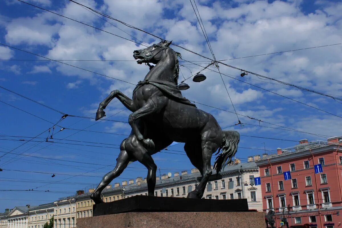 Через какую реку перекинут аничков мост. Аничков мост в Санкт-Петербурге. Аничков мост кони лицо. Аничков мост лошади яйца. Аничков мост контуры.